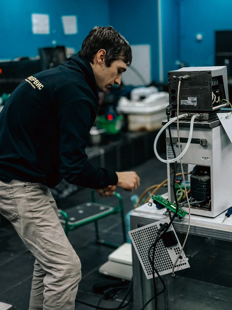 Tecnici di W Computer al lavoro nel laboratorio di Via Tortona 27